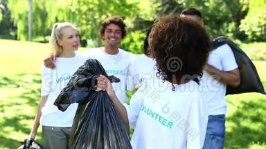 快乐的志愿者在公园里捡垃圾